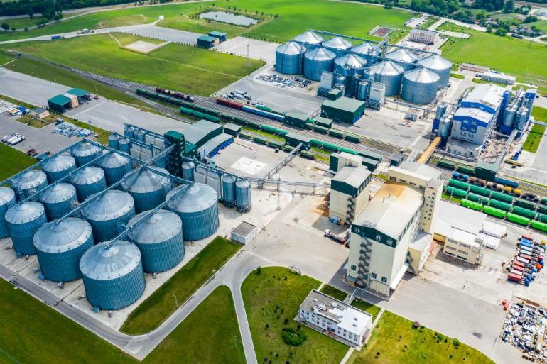produccion-combustible-sostenible-denominado-biogas-nueva-fabrica-campo-vista-arriba-produccion-ecologica-770x513
