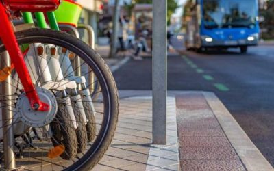 alquiler-bicicletas-scooters-estacionados-acera
